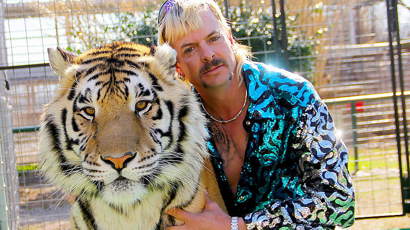 In "Tiger King" kämpfen Tierschützerin Carole Baskin und Privatzoo-Besitzer Joe Exotic (Bild) um die Tiere.