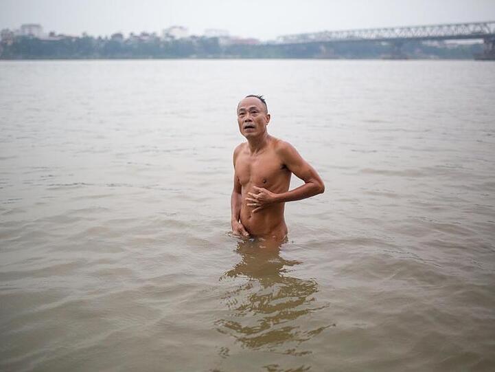 Do Duc Hoang genießt ein Bad im Roten Fluss. Mitten in Vietnams konservativer Hauptstadt Hanoi liegt ein Zufluchtsort für Freunde der Freikörperkultur.