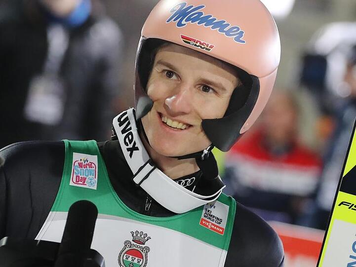 Karl Geiger, Skispringer aus Deutschland, reagiert auf sein Ergebnis nach dem Sprung. Foto: Daniel Karmann/dpa
