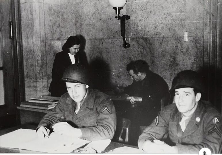 Gequältes Grinsen: Amerikanische GI's als Eingangskontrolle im "Central Art Collecting Point" 1945.