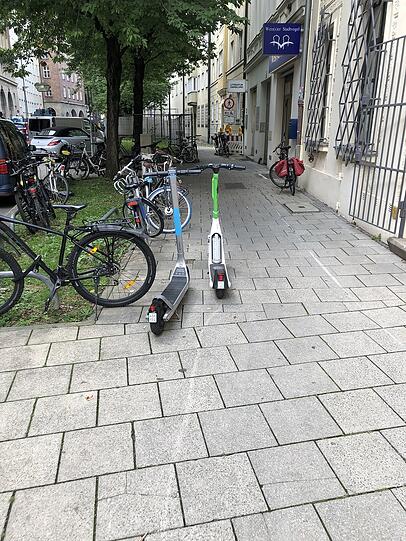Sowas sollte durch die speziellen Parkplätze eigentlich vermieden werden: Zwei E-Scooter auf dem Gehweg. Mittlerweile aber eher eine Seltenheit in der Altstadt.