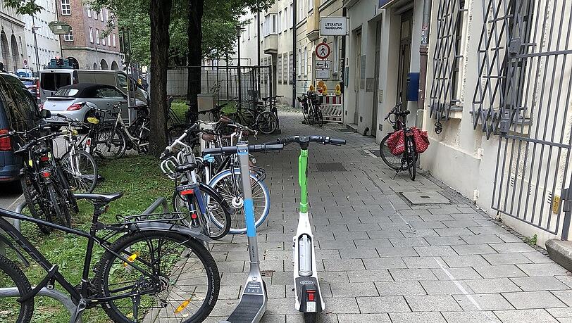 Sowas sollte durch die speziellen Parkplätze eigentlich vermieden werden: Zwei E-Scooter auf dem Gehweg. Mittlerweile aber eher eine Seltenheit in der Altstadt. Sowas sollte durch die speziellen Parkplätze eigentlich vermieden werden: Zwei E-Scooter auf dem Gehweg. Mittlerweile aber eher eine Seltenheit in der Altstadt.