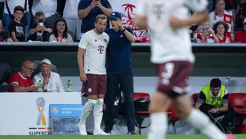 FCB-Trainer Thomas Tuchel (r) bezeichnet Harry Kane bereits nach einer Woche der Zusammenarbeit als "Fixpunkt".
