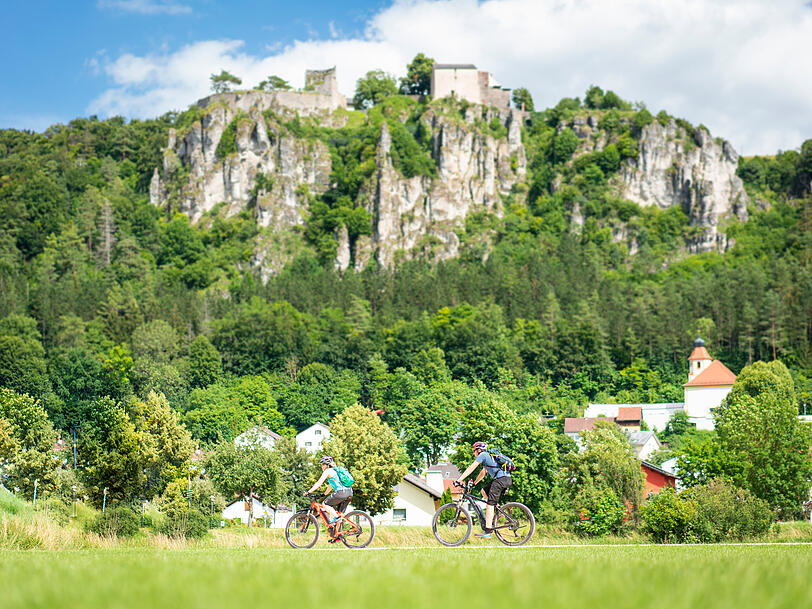 Entdecken Sie die malerische Natur und lokale Sehenswürdigkeiten, wie die Burg Arnsberg. Entdecken Sie die malerische Natur und lokale Sehenswürdigkeiten, wie die Burg Arnsberg.