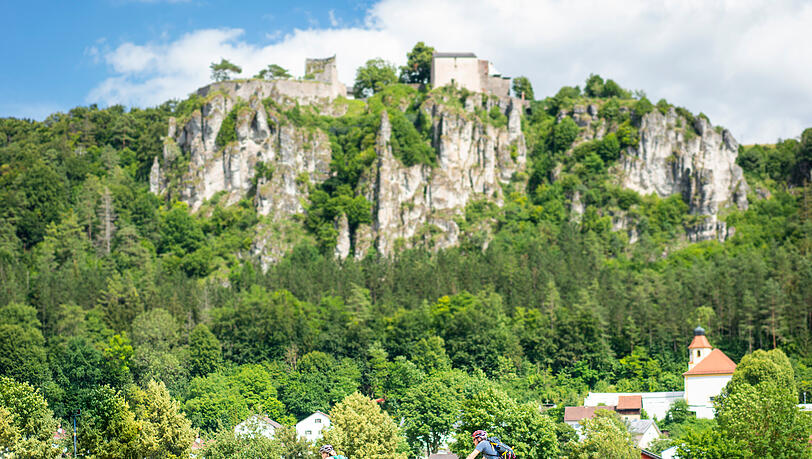 Entdecken Sie die malerische Natur und lokale Sehenswürdigkeiten, wie die Burg Arnsberg. Entdecken Sie die malerische Natur und lokale Sehenswürdigkeiten, wie die Burg Arnsberg.
