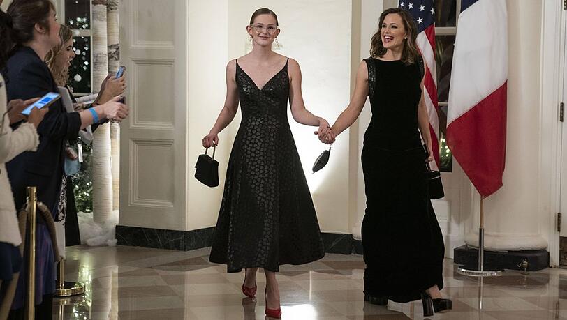 Violet Affleck (l.) mit ihrer Mutter Jennifer Garner im Dezember 2022 im Weißen Haus.