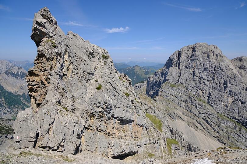 Wilde Landschaft eine halbe Stunde unterhalb des Gipfels.