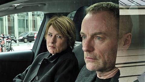 "Tatort: Erika Mustermann": Susanne Bonard (Corinna Harfouch, l.) und Robert Karow (Mark Waschke) observieren die Bundesdruckerei.