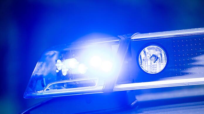 Ein Autofahrer fährt einen Polizisten an, Schüsse fallen. (Symbodbild) Ein Autofahrer fährt einen Polizisten an, Schüsse fallen. (Symbodbild)