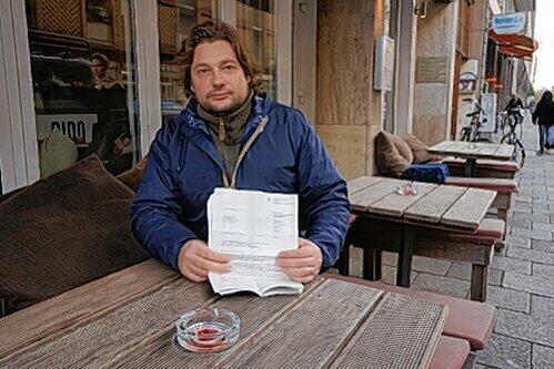 Bernd Mühlbauer sitzt auf seiner Bank vor seiner Nido Bar &ndash; noch. Laut Bescheid des KVRs muss er die bald wegräumen.