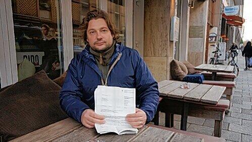 Bernd Mühlbauer sitzt auf seiner Bank vor seiner Nido Bar – noch. Laut Bescheid des KVRs muss er die bald wegräumen. Bernd Mühlbauer sitzt auf seiner Bank vor seiner Nido Bar – noch. Laut Bescheid des KVRs muss er die bald wegräumen.