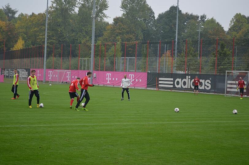 Ein bisschen Bewegung musste bei ungemütlichen Temperaturen dann doch sein: Guardiola als Zuspieler beim Torschuss-Training.