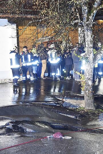 Polizei und Feuerwehr sicherten die Fahrbahnabsenkung in der Lindenstraße.