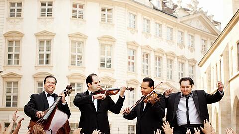 Zwei Geiger, ein Kontrabass und ein Mann am Klavier: Das Janoska Ensemble spielt Johann Strauß, Fritz Kreisler, Astor Piazzolla und einen &bdquo;Bossa für Amadeus&ldquo;.