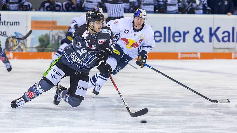 Szene aus dem Spiel zwischen den Straubing Tugers und EHC Red Bull München.