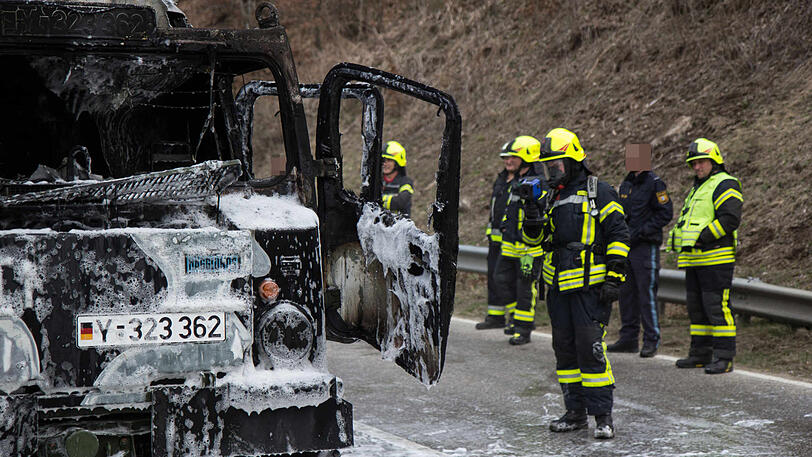 Bilder vom Feuerwehreinsatz in Bischofswiesen. Das Bundeswehr-Fahrzeug brannte komplett aus.