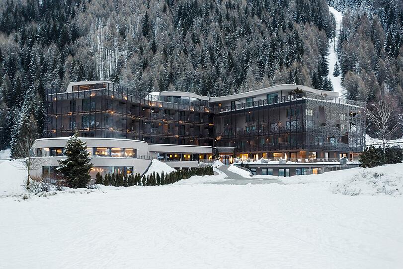 Das Natur-Designhotel SILENA im Hochtal Vals liegt unmittelbar an einer Langlaufloipe und nahe der Talstation. Neu eröffnet im Dezember 2017 bietet das stylishe Haus mit Feng Shui inspirierter Architektur eine Auszeit für Genießer und Entdecker.