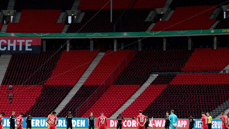 Die Spieler beider Mannschaften (München in rotem Trikot) gedenken den Opfern der Corona-Pandemie. Foto: Robert Michael/dpa-Zentralbild/Pool/dpa Die Spieler beider Mannschaften (München in rotem Trikot) gedenken den Opfern der Corona-Pandemie. Foto: Robert Michael/dpa-Zentralbild/Pool/dpa