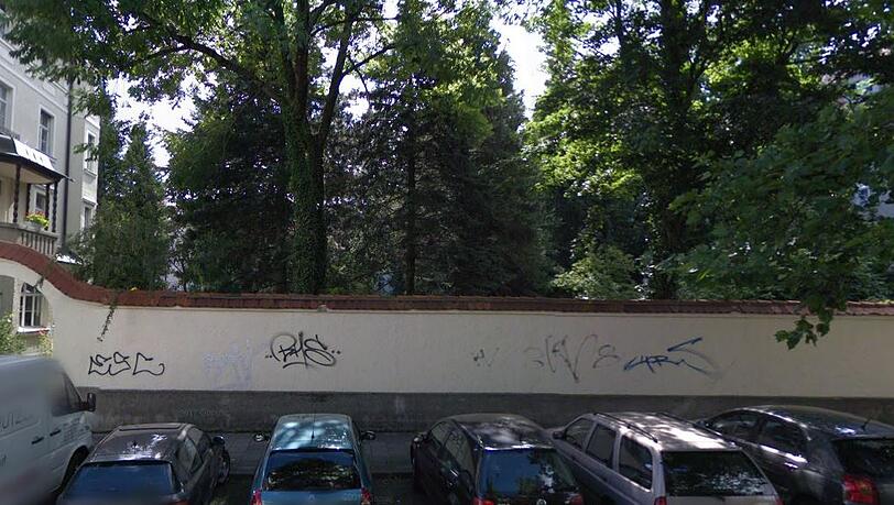 Der alte Pfarrgarten an der Meindlstraße. Das Gelände gehört der Kirche. Der alte Pfarrgarten an der Meindlstraße. Das Gelände gehört der Kirche.