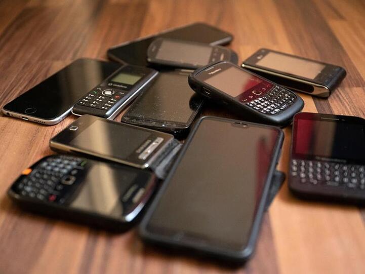 In deutschen Haushalten liegen laut Branchenverband Bitkom 199,3 Millionen alte Smartphones oder Handys.