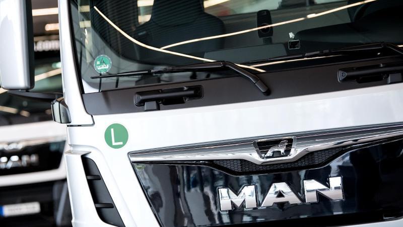 Zwei Lastwagen von MAN stehen in einer Lagerhalle. Foto: Sven Hoppe/dpa/Symbolbild Zwei Lastwagen von MAN stehen in einer Lagerhalle. Foto: Sven Hoppe/dpa/Symbolbild
