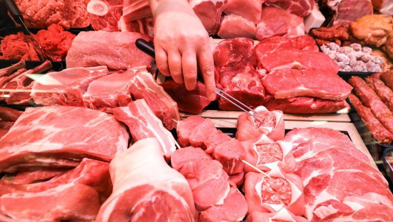 Verschiedene Sorten Schweinefleisch und Rindfleisch liegen n einer Fleischtheke in einem Supermarkt. Verschiedene Sorten Schweinefleisch und Rindfleisch liegen n einer Fleischtheke in einem Supermarkt.