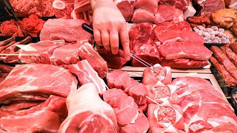 Verschiedene Sorten Schweinefleisch und Rindfleisch liegen n einer Fleischtheke in einem Supermarkt.