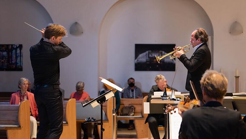 Clemens Schuldt dirigiert, das MKO spielt und Jeroen Berwaerts bringt sein Instrument mit Dämpfern zum Singen.