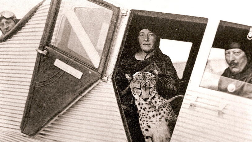 Ida und Carl Krone im Flugzeug, mit wilder Begleitung.