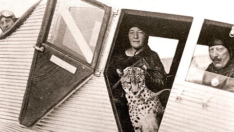 Ida und Carl Krone im Flugzeug, mit wilder Begleitung.