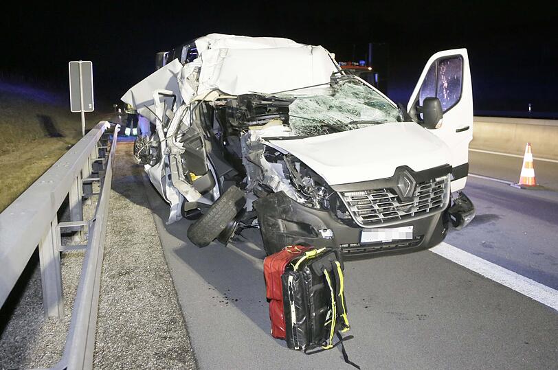 Einsatzkräfte der Autobahnpolizeistation Mühldorf befreiten den Mann aus seinem Fahrzeug.