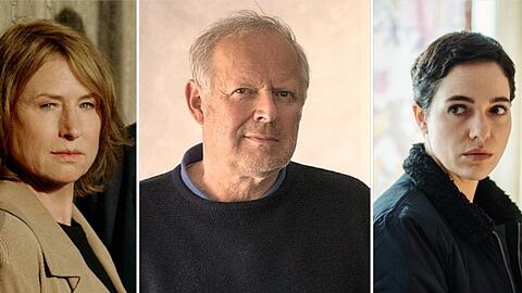 2023 brachte viele personelle Veränderungen im Sonntagskrimi (v.l.): Corinna Harfouch ist die Neue im Berliner "Tatort", Axel Milberg kündigte sein "Tatort"-Aus an und Verena Altenberger verabschiedete sich mit ihrem letzten "Polizeiruf 110".