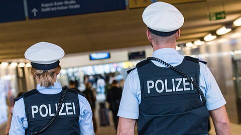 Während der Durchsuchung schlug der Mann seinen Kopf wiederholt gegen die Wand der Unterführung. (Symbolbild)
