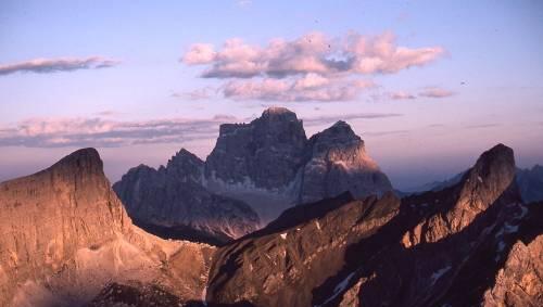 Auf der Suche nach dem Blauen Stein: Gerhard Baur erkundet in "Dolomiten - Mythen aus Stein" den Berg-Zauber. Auf der Suche nach dem Blauen Stein: Gerhard Baur erkundet in "Dolomiten - Mythen aus Stein" den Berg-Zauber.