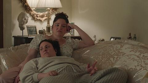 Lena Dunham (u.) in "Too Much" mit Hauptdarstellerin Megan Stalter.