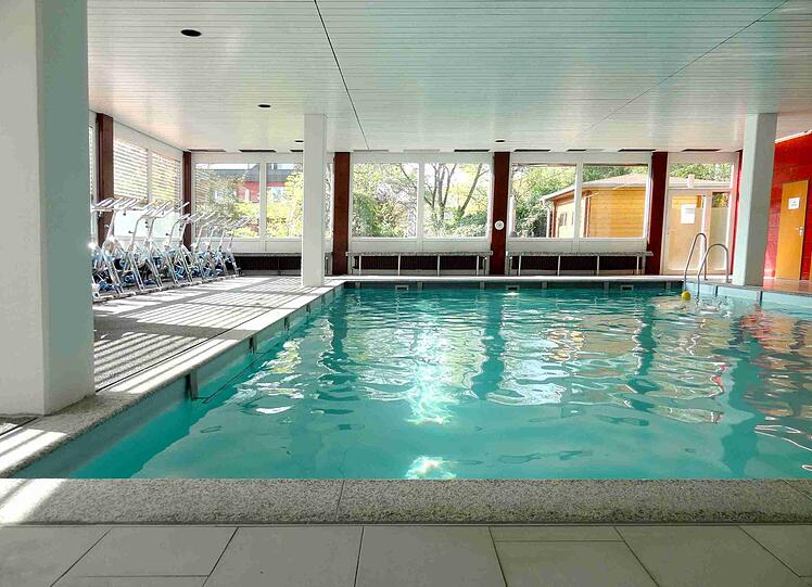 Entspannen Sie im Schwimmbad und lassen Sie Ihre Seele baumeln und  verwöhnen Sie sich mit einer Wohlfühlmassage oder Wellnessbehandlung.