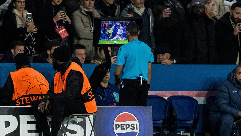 Entschied nach dem Blick auf die Rote Karte für Luis Díaz: Schiedsrichter Maurizio Mariani. Entschied nach dem Blick auf die Rote Karte für Luis Díaz: Schiedsrichter Maurizio Mariani.