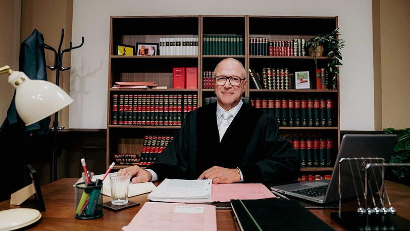 Die Leidenschaft für die Arbeit vor der Kamera sei geblieben, sagt Richter Alexander Hold. Trotzdem zog es ihn die letzten Jahre vor allem an den Schreibtisch. Die Leidenschaft für die Arbeit vor der Kamera sei geblieben, sagt Richter Alexander Hold. Trotzdem zog es ihn die letzten Jahre vor allem an den Schreibtisch.
