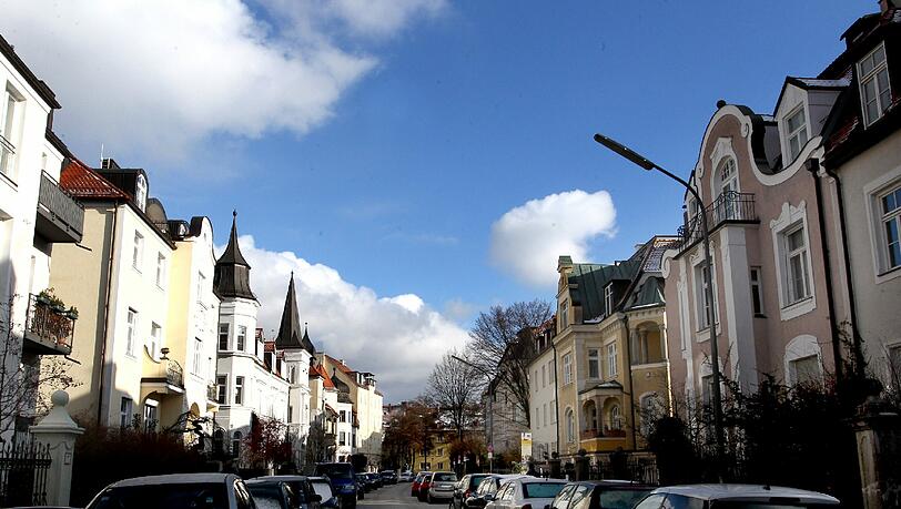 Eine Reihenhaussiedlung alten Stils in der Bothmerstraße in Neuhausen. Ein Vorbild für Stadtplanung heute. Eine Reihenhaussiedlung alten Stils in der Bothmerstraße in Neuhausen. Ein Vorbild für Stadtplanung heute.
