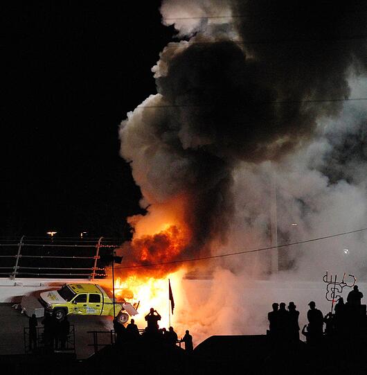 Spektakulärer Feuerunfall von Juan Pablo Montoya in Daytona. Der ehemalige Formel-1-Pilot war mit einem Safety-Car kollidiert, das in Flammen aufging. Die Bilder vom Crash.