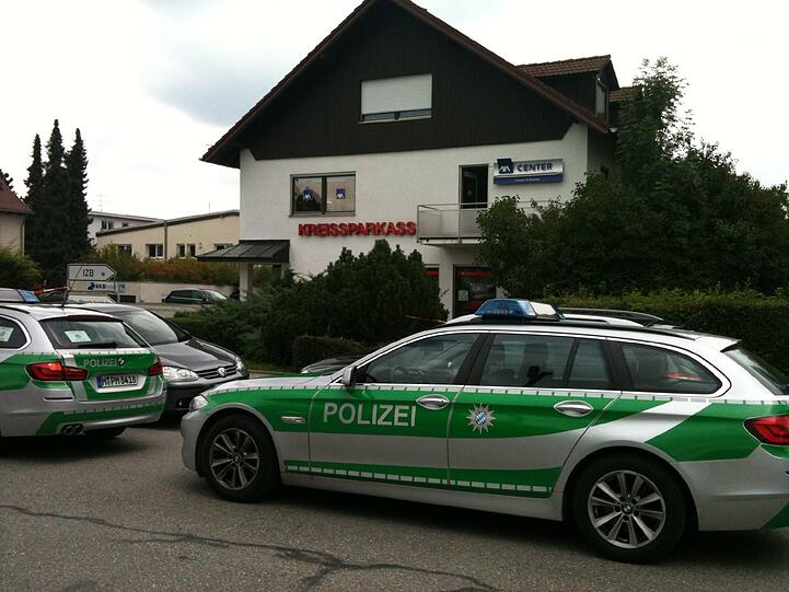 Polizisten vor dem Tatort in Martinsried