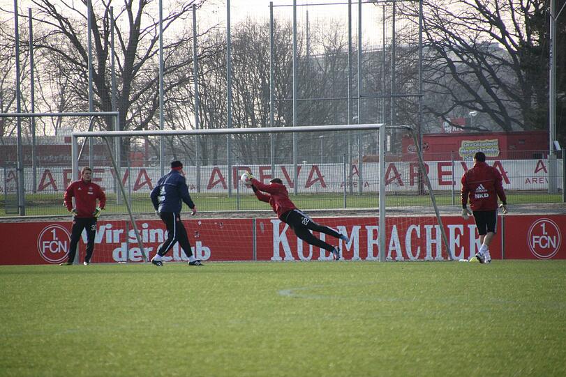 Die FCN-Keeper üben separat mit Torwar-Trainer Adam Matysek.