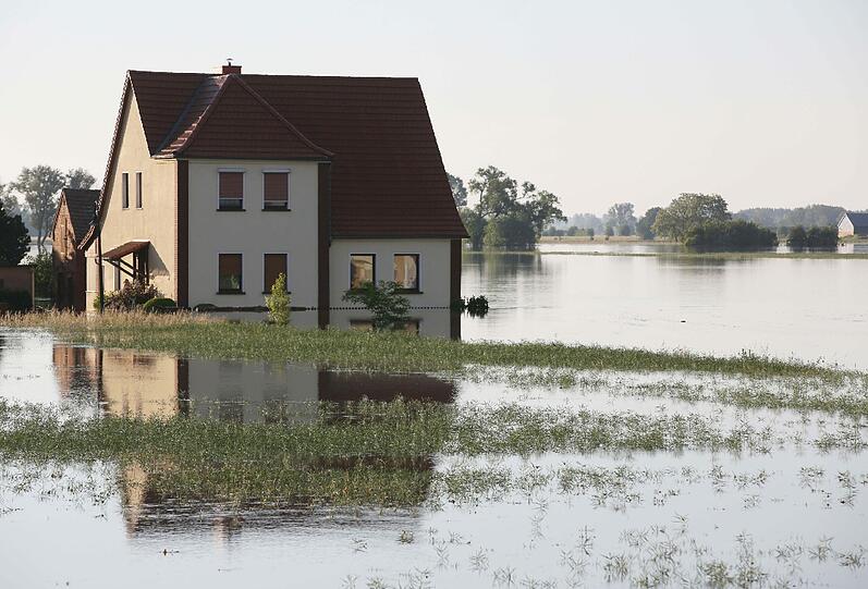 Deichbruch bei Fischbeck in Sachsen-Anhalt - Aktuelle Bilder vom Hochwasser