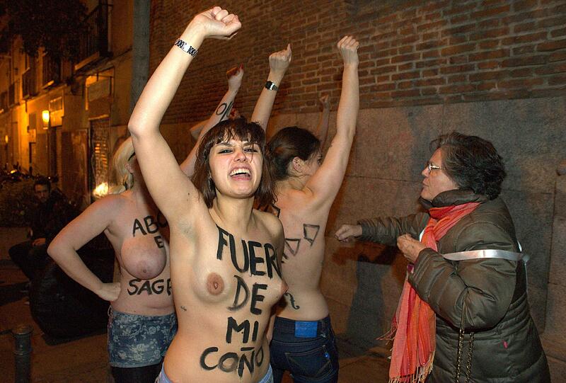 Nackter Protest: Femen-Aktivistinnen demonstrieren gegen den spanischen Bischof Maria Rouco Varela.