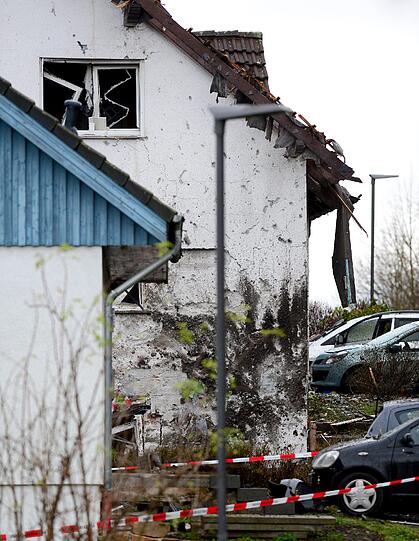 Nach der Explosion untersuchen Experten des LKA die Unglücksstelle.