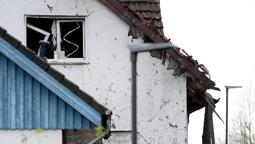 Nach der Explosion untersuchen Experten des LKA die Unglücksstelle. Nach der Explosion untersuchen Experten des LKA die Unglücksstelle.
