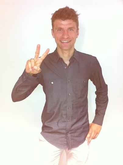 Thomas Müller drückte seinen DFB-Mannschaftskollgeen vor dem Fernseher die Daumen.