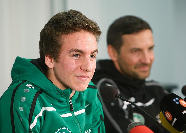 Im Winter entschieden sich Spieler und Verein zu einer 1,5-Jahresleihe zum FC St. Gallen. Der Schweizer Erstligist ist Vierter in der Liga. Die Leihe könnte Gaudino sehr gut tun: Bereits nach zwei Partien ist der 19-Jährige in St. Gallen fest eingeplant, wenn die Saison am kommenden Wochenende weitergeht. Und nach 2017? Eine erfolgreiche Rückkehr zum FC Bayern ist bei dem Talent zumindest nicht ausgeschlossen.