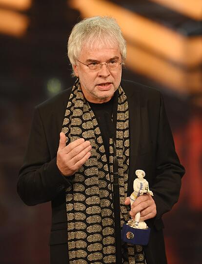 Kommen wir zu den Preisträgern: Andreas Voigt wurde mit dem Dokumentarfilmpreis für seinen Film "Alles andere zeigt die Zeit" ausgezeichnet.