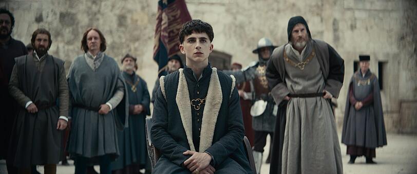 Timothée Chalamet (Mitte) als Henry V. in &bdquo;The King&ldquo;.